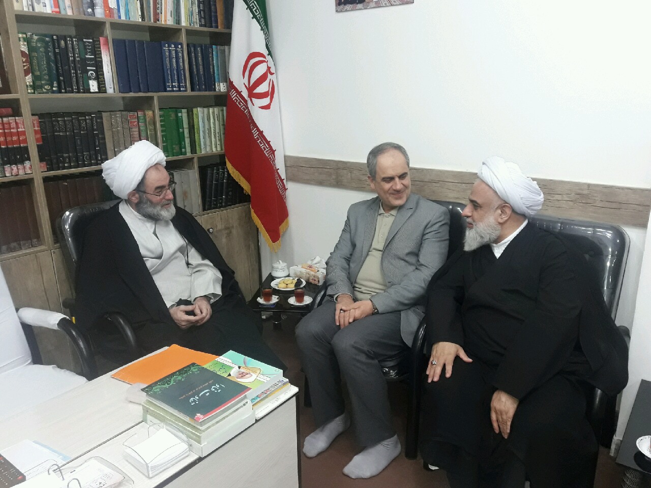 بررسی مشکلات رودسر با حضور نماینده ولی فقیه در گیلان بررسی مشکلات رودسر با حضور نماینده ولی فقیه در گیلان