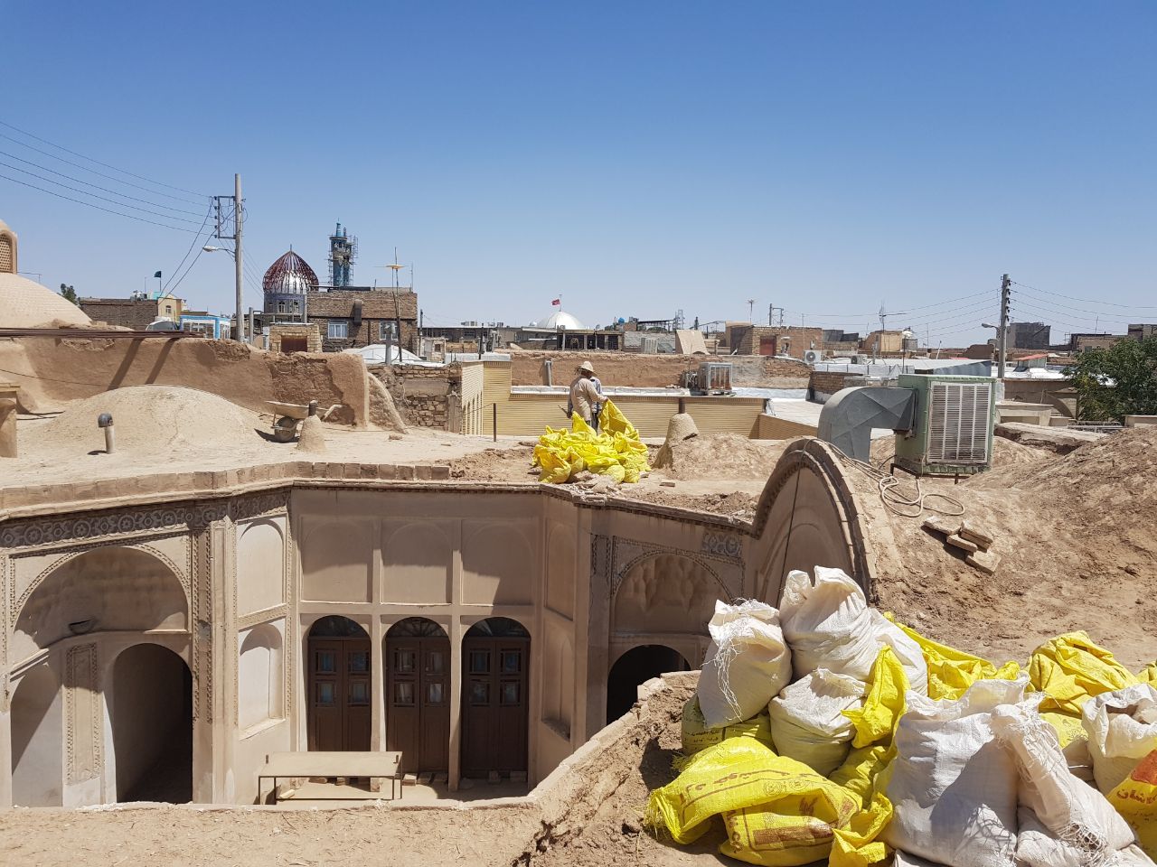 مرمت پشت بام های خانه تاریخی کامران در کاشان