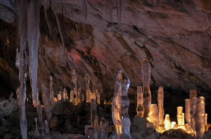 غاری که بلور‌های یخی و زیبایش در تب بی‌مهری آب می‌شوند