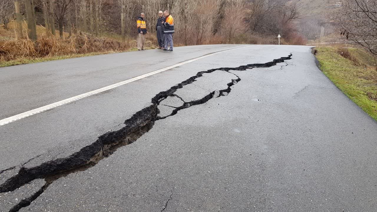 نشست زمین در محور مواصلاتی میرآباد به سردشت نشست زمین در محور مواصلاتی میرآباد به سردشت