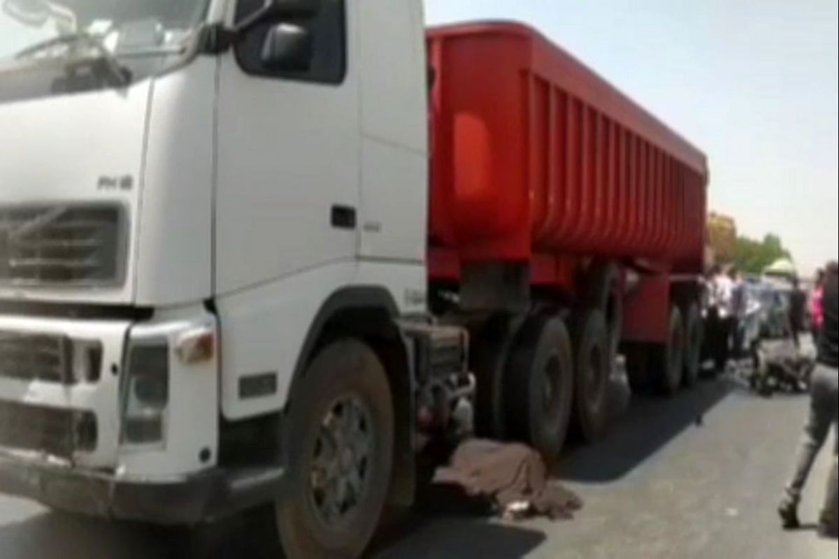 برخورد موتورسیکلت با تریلی در نهاوند ۲ کشته بر جای گذاشت