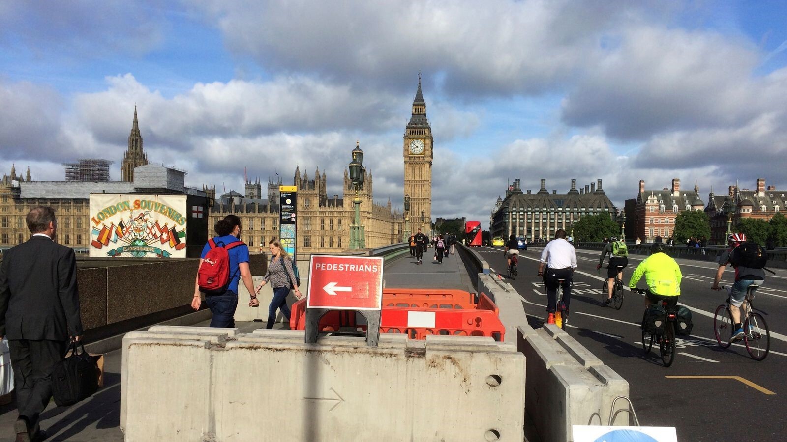 آماده باش پلیس و سازمان اطلاعاتی انگلیس در پی حمله به مردم در آمریکا آماده باش پلیس و سازمان اطلاعاتی انگلیس در پی حمله به مردم در آمریکا