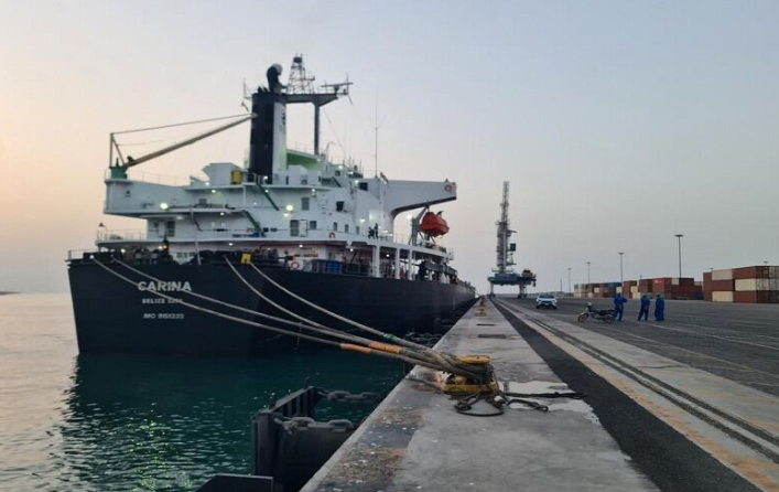 پهلوگیری کشتی حامل بار گندم وارداتی در بندر چابهار پهلوگیری کشتی حامل بار گندم وارداتی در بندر چابهار