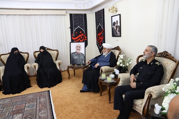 دیدار رئیس دفتر رهبری و رئیس ستادکل نیرو‌های مسلح با خانواده شهید سپهبد سلامی