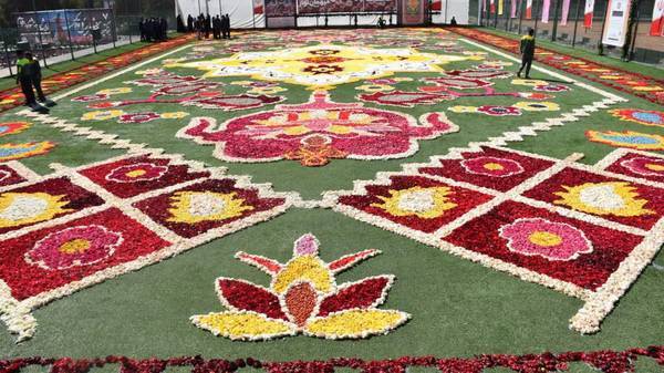 بزرگترین فرش سرگل آسیا در محلات برپا میشود بزرگترین فرش سرگل آسیا در محلات برپا میشود