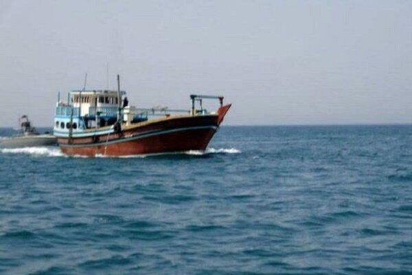 توقیف شناور حامل گازوئیل قاچاق در آبهای بندرعباس توقیف شناور حامل گازوئیل قاچاق در آبهای بندرعباس