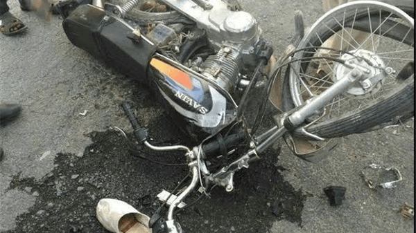 دو مصدوم و یک فوتی براثر تصادف موتور سیکلت با جرثقیل دو مصدوم و یک فوتی براثر تصادف موتور سیکلت با جرثقیل