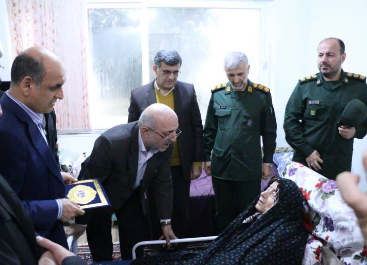 دیدار استاندار با مادر دو شهید در آستانه اشرفیه