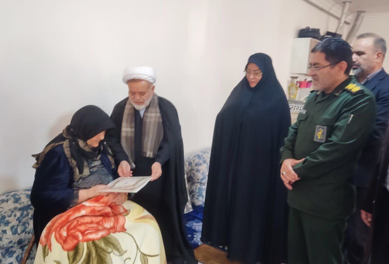 تکریم مادر شهید  مروئی میلان در شهرستان پلدشت